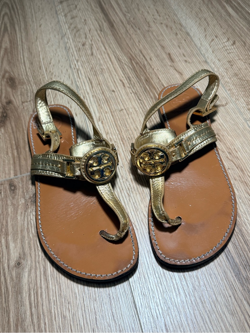 Tory Burch Gold Metallic Leather Logo Thong Sandals Women's 7 Slingback Buckle